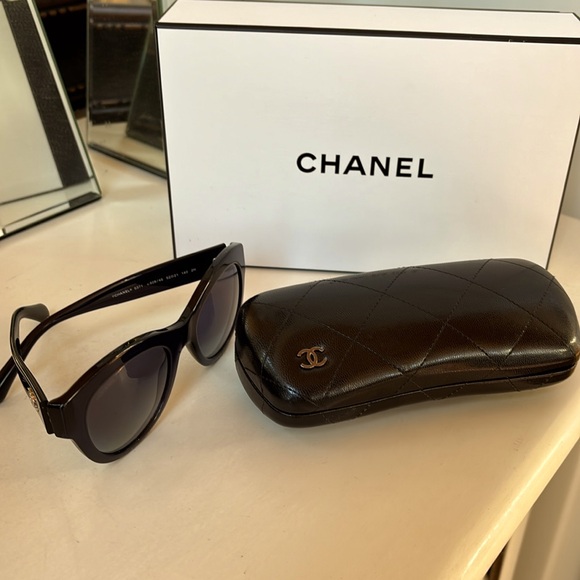 Chanel Black Audrey Hepburn style sunglasses - Picture 7 of 9